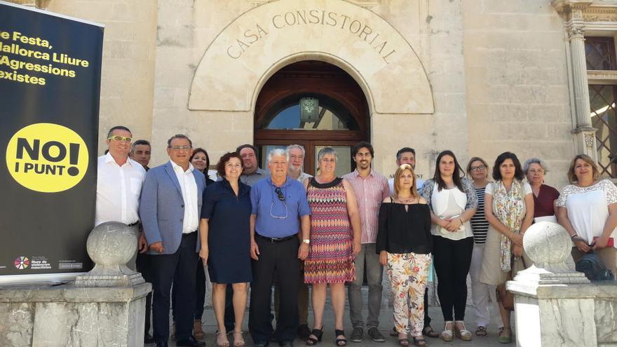 Foto de familia de alcaldes y regidores de los cinco ayuntamientos participantes en la campaña, hoy en el consistorio de Alcúdia.