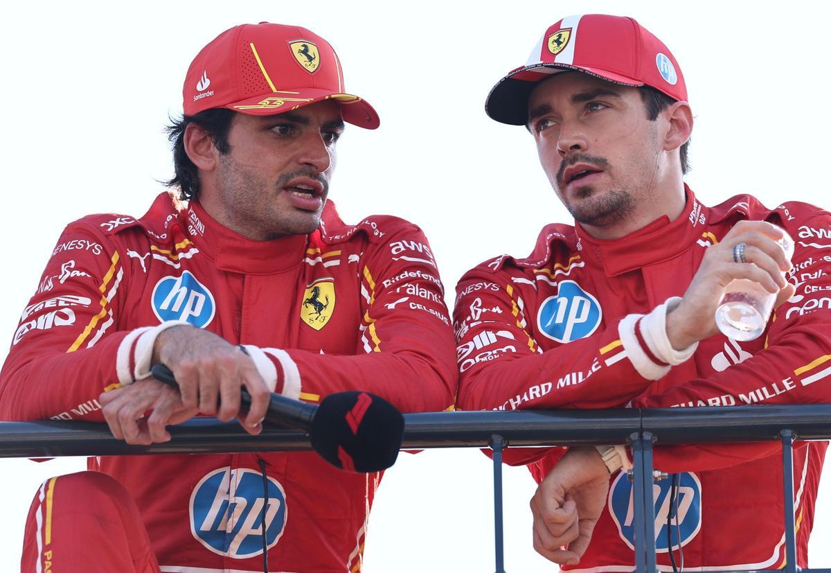 Monte Carlo (Monaco), 25/05/2024.- Scuderia Ferrari drivers Carlos Sainz Jr of Spain (L) and Charles Leclerc (R) of Monaco talk after the Qualifying for the Formula One Grand Prix of Monaco, in Monte Carlo, Monaco, 25 May 2024. The Formula 1 Grand Prix of Monaco is held on the Circuit of Monaco on 26 May 2024. (Fórmula Uno, España) EFE/EPA/ANNA SZILAGYI. gp monaco 2024. circuito monaco