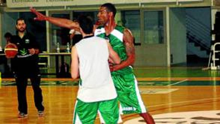 Bouldin entrena con sus compañeros en el Cáceres