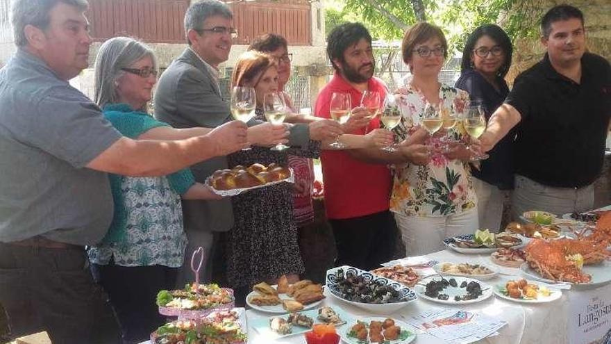 Brindis en la presentación de la Fiesta de la Langosta 2017. // DBM