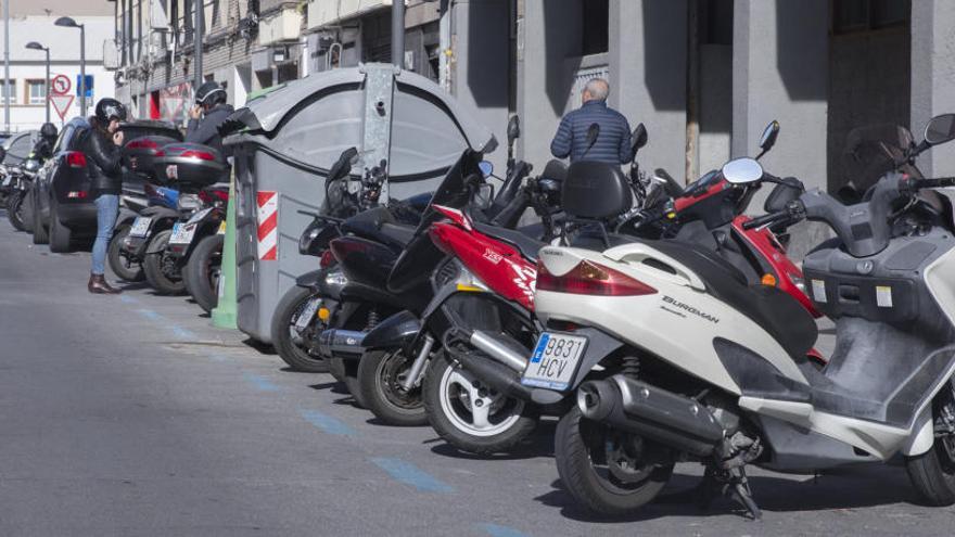 Motocicletas aparcadas en una zona de la Ora en Alicante