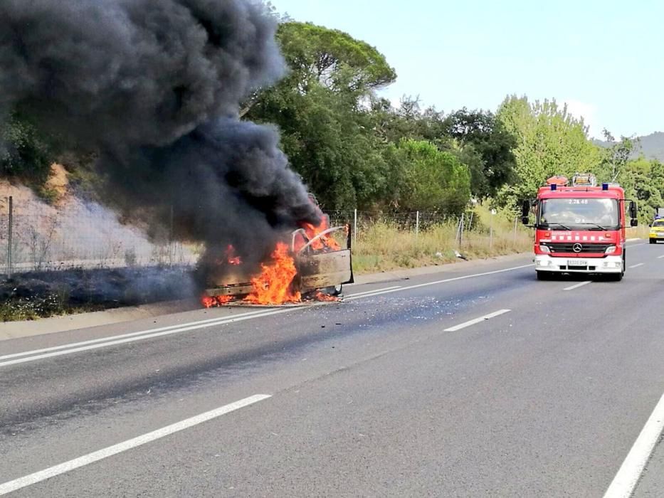 Un cotxe s''incendia a la C-65 i provoca grans retencions