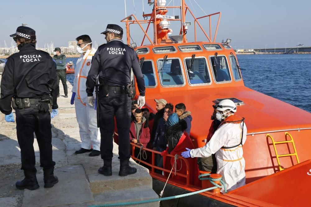 Guardia Civil, Cruz Roja y Salvamento Marítimo han puesto en marcha el protocolo para recepcionar a 24 personas rescatadas en el mar y que ocupaban una patera. 20 hombres y cuatro mujeres