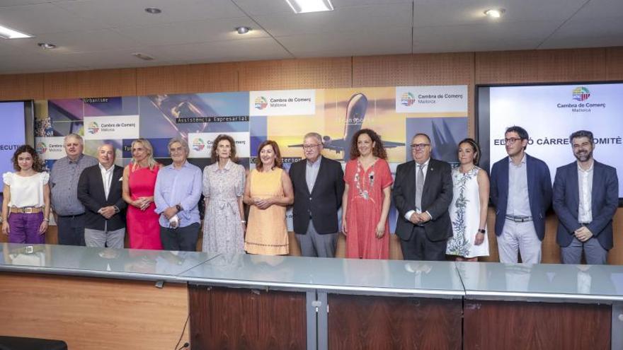 Eduardo Soriano en el centro junto a la presidenta Francina Armengol, acompañados por el resto del comité ejecutivo, por Catalina Cladera, Iago Negueruela y Rosario Sánchez. | B.RAMÓN