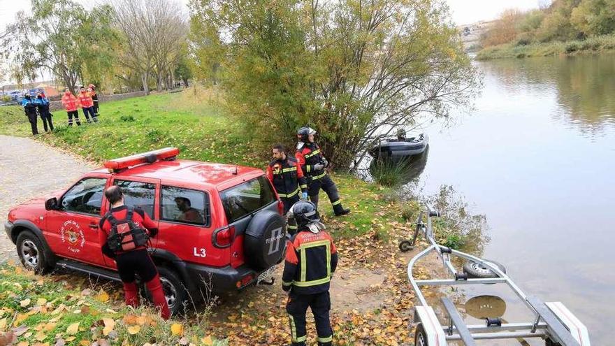 El operativo de rescate, en el Duero, a mediodía de ayer.