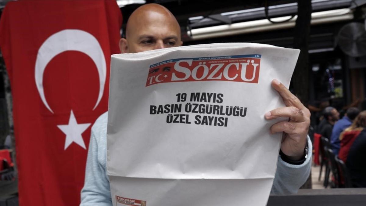 El periiódico turco 'Sozcu' se publicó el sábado en blanco para protestar por las detenciones de periodistas