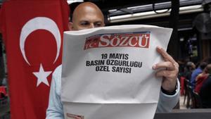 El periiódico turco ’Sozcu’ se publicó el sábado en blanco para protestar por las detenciones de periodistas.