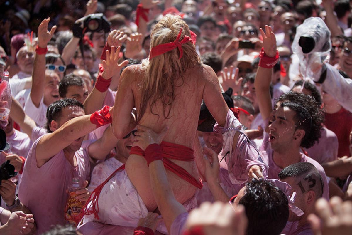 Una mujer semidesnuda en los Sanfermines. Una mujer semidesnuda en los Sanfermines.