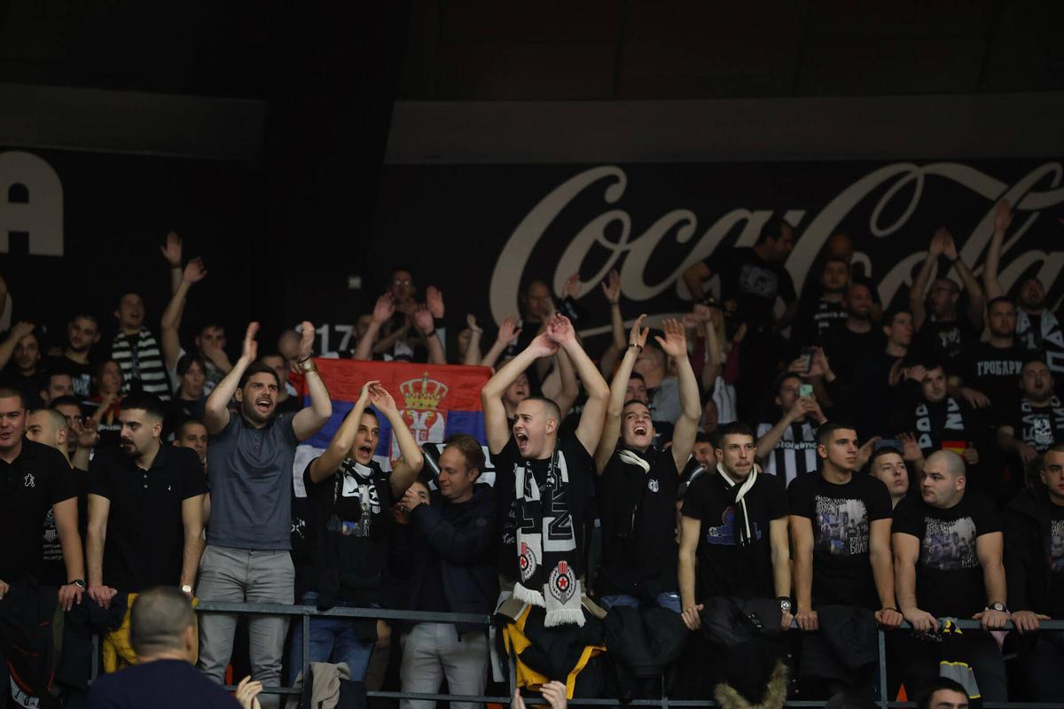 Cerca de cuatrocientos seguidores del Partizan accedieron al pabellón pero no se situaron en sus localidades.