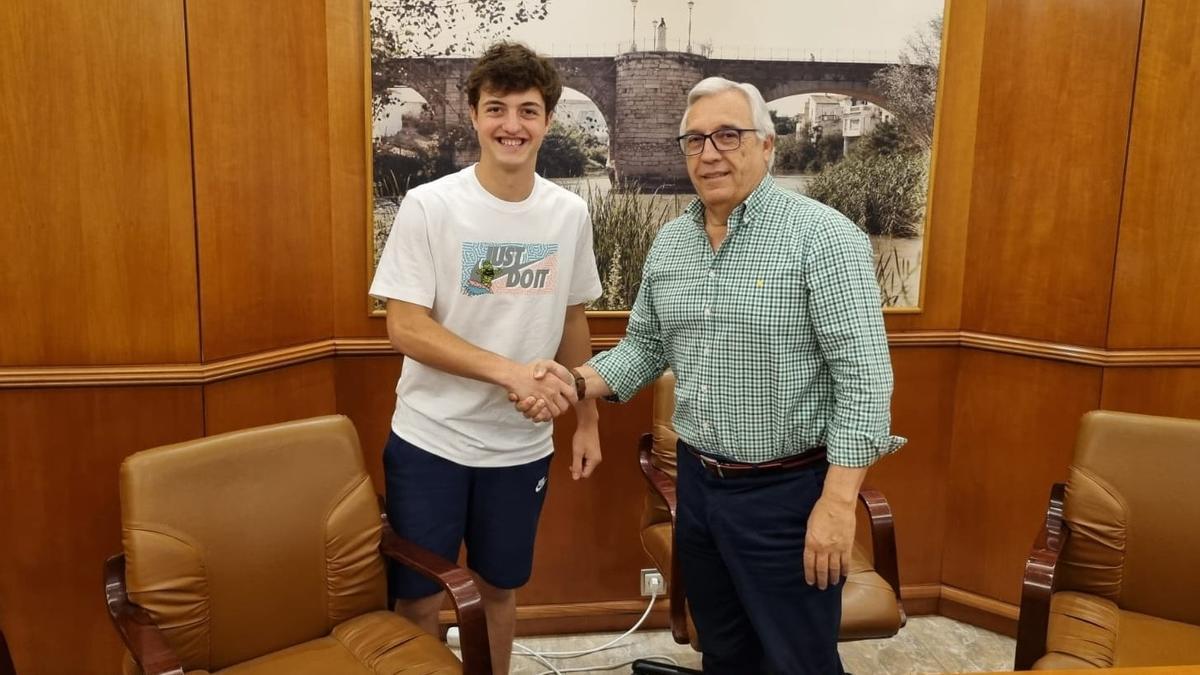 El presidente, Mariano Jiménez, con el joven Antonio Cabello tras la firma del contrato.