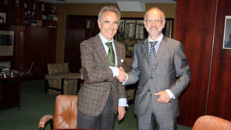 Marcelo Castro-Rial y José Luis Sánchez, tras la firma.