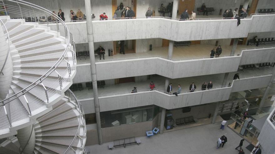 Interior de los Nuevos Juzgados de A Coruña. | // L. O.