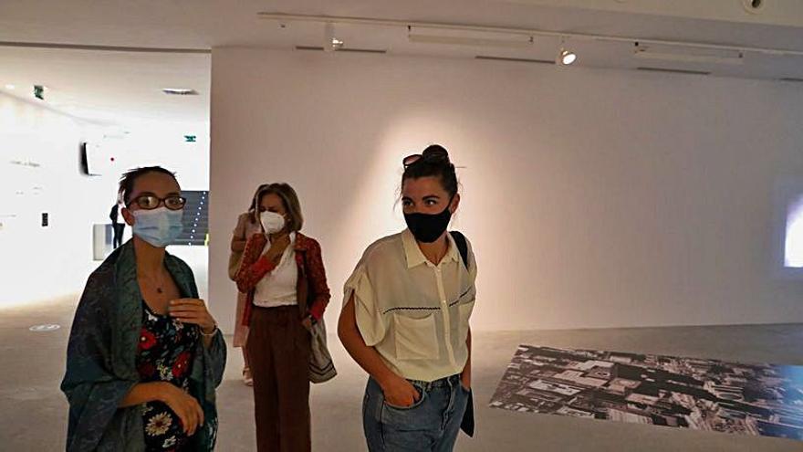 Asistentes a la inauguración de la muestra artística. | Mara Villamuza