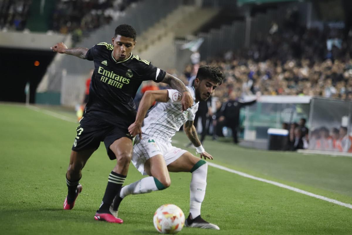 Calderón trata de progresar por la banda en el partido entre el Córdoba CF y el Real Madrid Castilla.