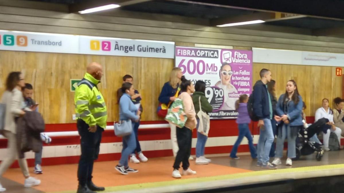 Vigilante de seguridad en la estación de Àngel Guimerà.