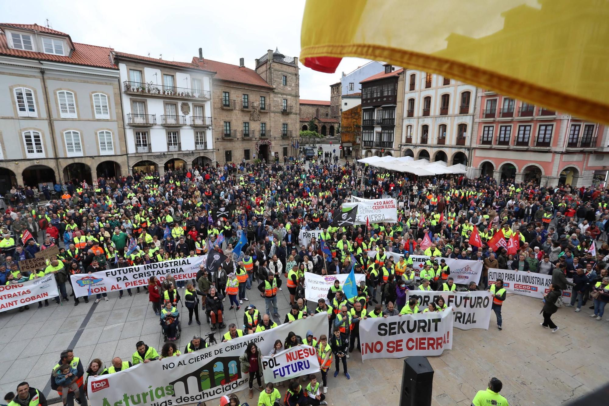 EN IMÁGENES: El avance de la protesta contra la cierre de Saint-Gobain en Avilés