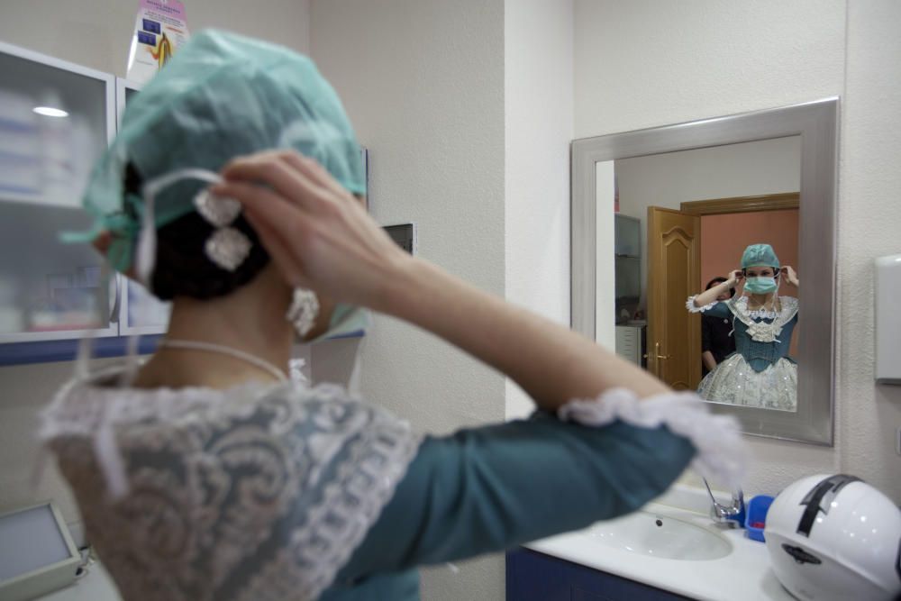 Pilar Morillas acababa los estudios de medicina. Y con ella empezamos a deconstruir el traje de valenciana...