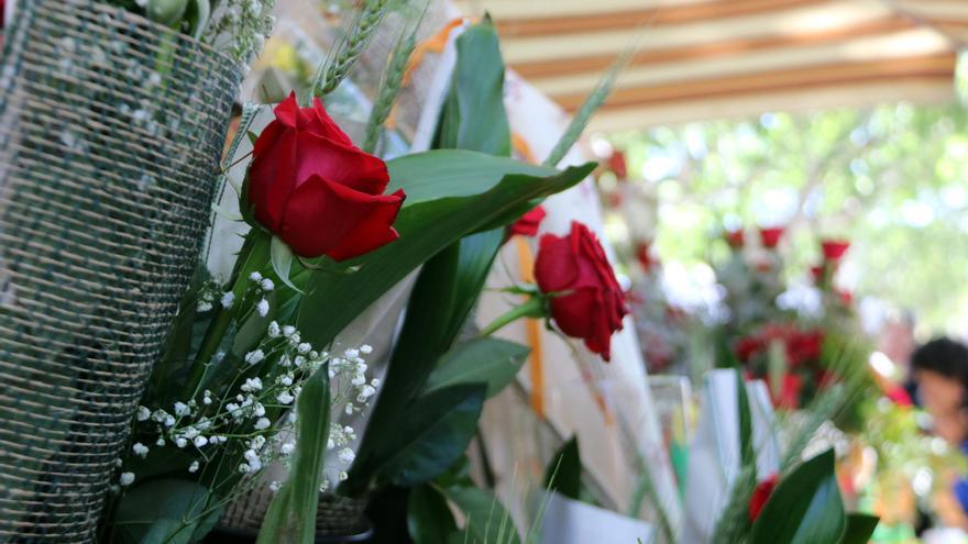 La Rambla de Figueres plena de llibres i roses en un Sant Jordi marcat pel vent