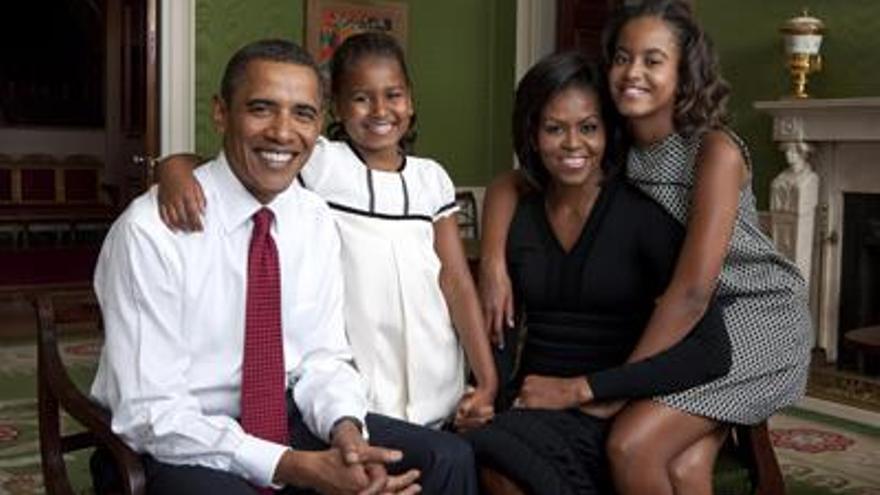 Barack y Michelle Obama, con sus dos hijas.