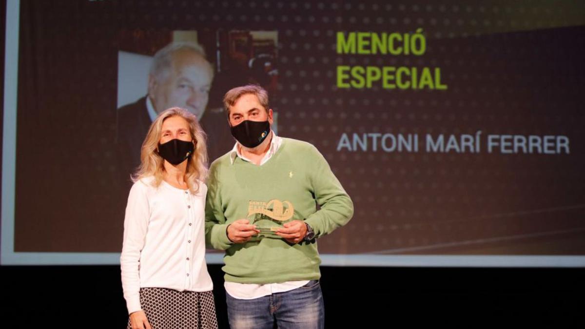 La alcaldesa Carmen Ferrer entrega la mención especial a Antoni Marí. 