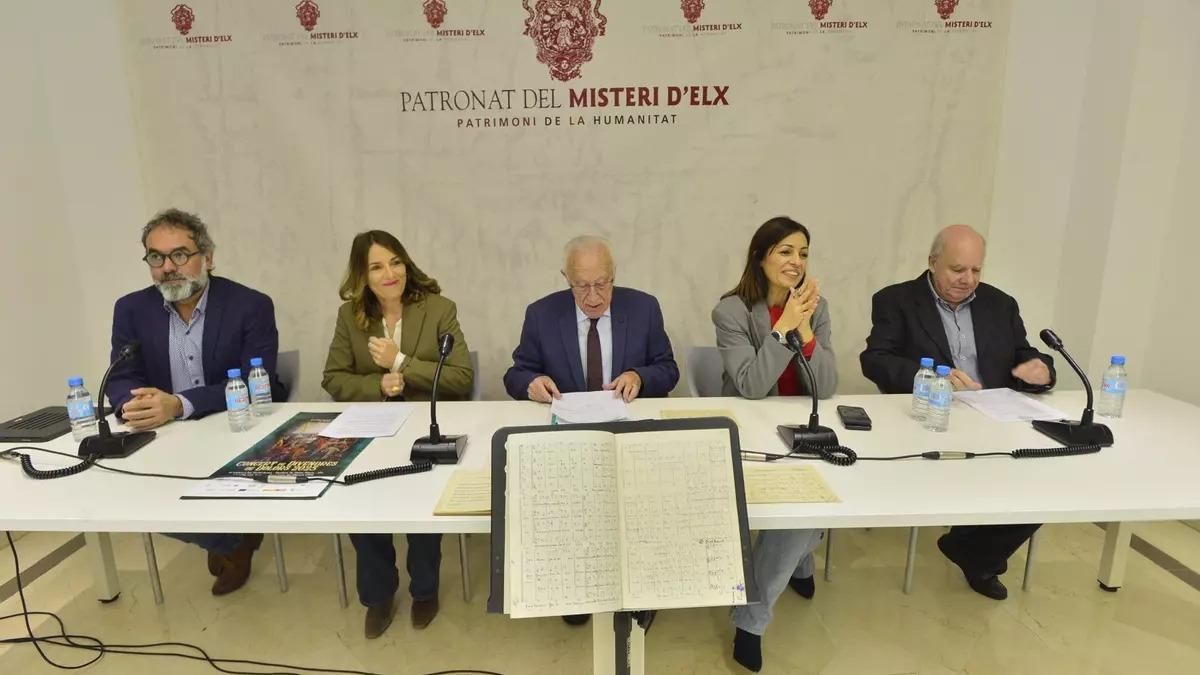 Un momento de la cesión de fondos de la familia del exmestre Pascual Tormo.