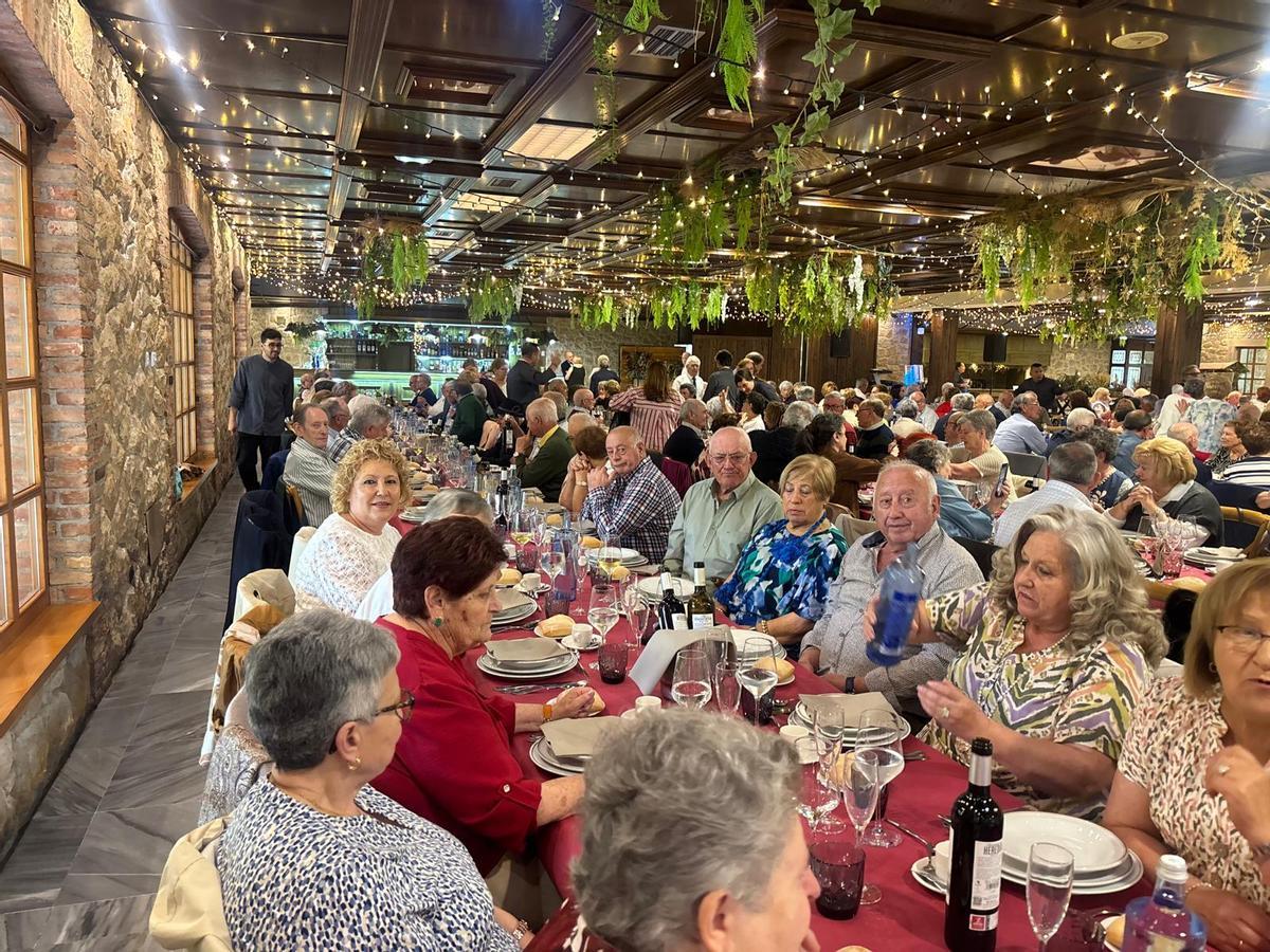 La fiesta de los pensionistas de Lugones para homenajear a su "jubilado mayor" La fiesta de los pensionistas de Lugones para homenajear a su "jubilado mayor"
