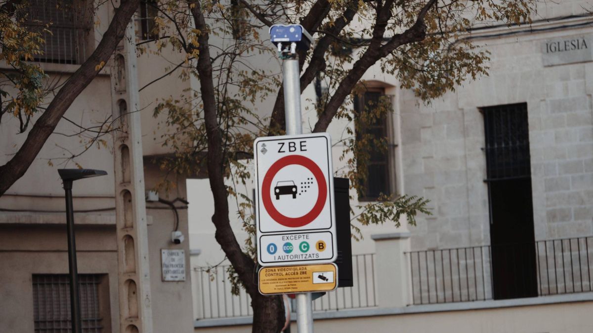 Uno de los carteles que advierten sobre la entrada en la ZBE de Palma.