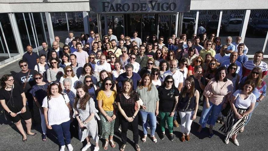 Fotografía de familia del centenar de profesores participantes en FARO DA ESCOLA, que visitaron las instalaciones del diario y rotativa hace unos días. // Fotografías: Ricardo Grobas