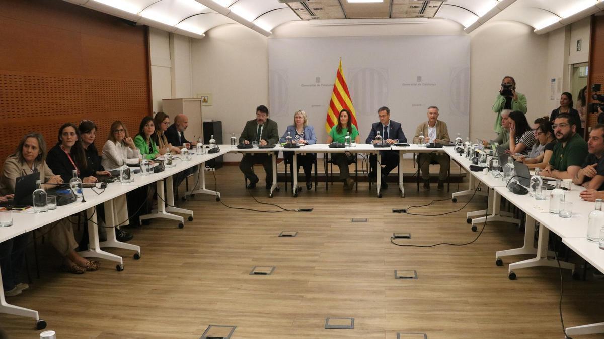 Reunió de la Mesa Sectorial d'Educació amb la consellera Niubó..
