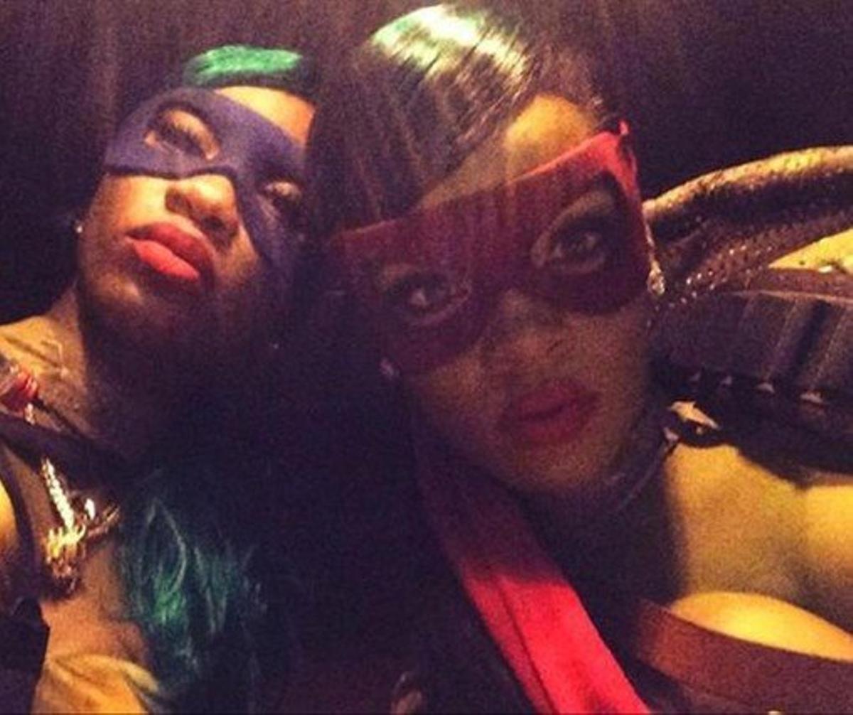 Rihanna (derecha) y una amiga, disfrazadas de Tortugas Ninja. 