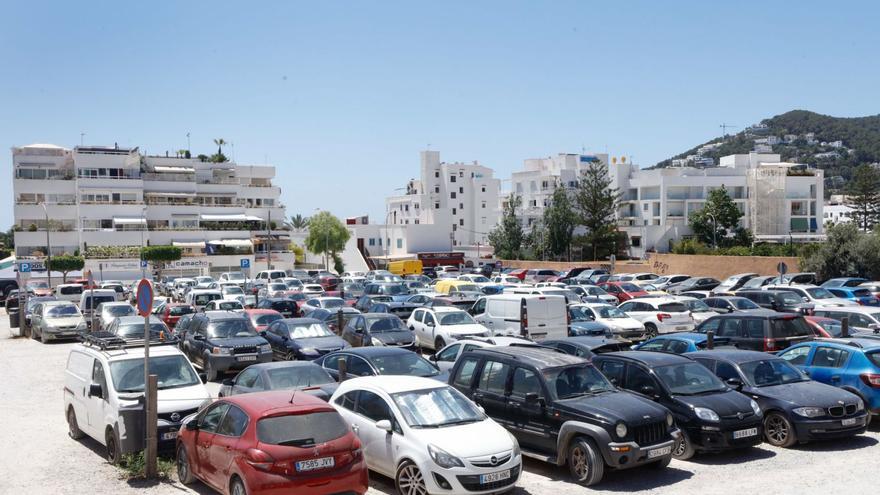 Vehículos aparcados en Santa Eulària.