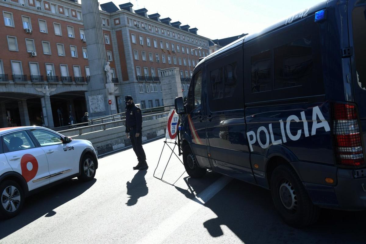 MADRID, 03/10/2020.- La policía monta un control en el distrito madrileño de Moncloa este sábado. Cerca de cinco millones de madrileños de diez grandes municipios, incluida la capital, viven su primera jornada con nuevas restricciones de movilidad para tratar de contener la expansión del coronavirus, adoptadas por el Ministerio de Sanidad y que el Gobierno regional ha recurrido ante la Audiencia Nacional. EFE/Víctor Lerena