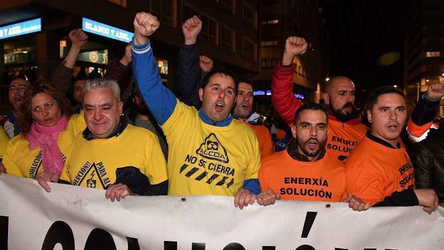Trabajadores de las fábricas de Alcoa de A Coruña y de Avilés, en una protesta contra el cierre.