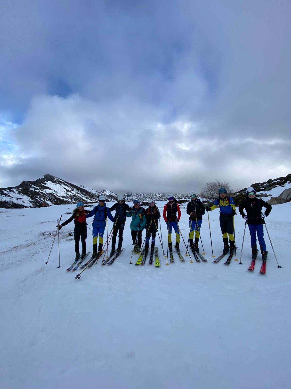 Algunos de los componentes de la selección asturiana de esquí de montaña.