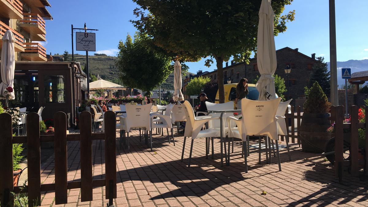 La terrassa d’un establiment de restauració de Llívia