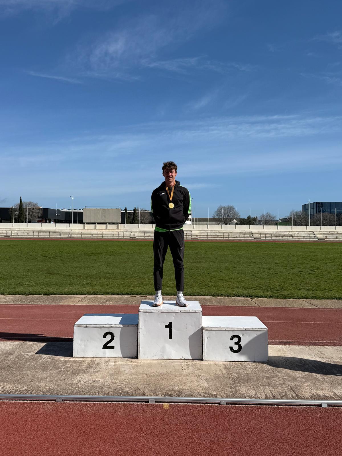 Carlos Oses posa en el podio del heptatlón masculino