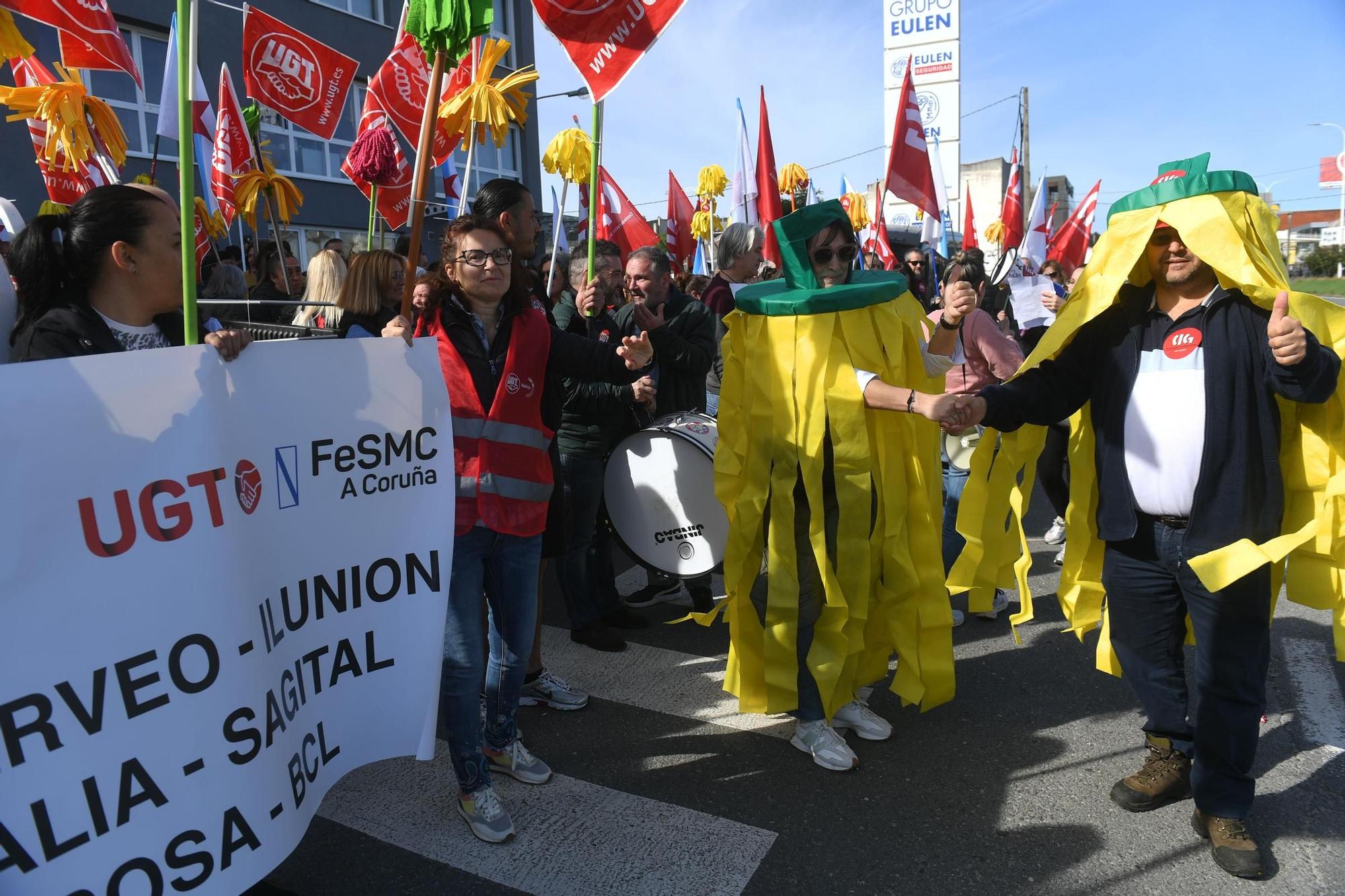 Las fregonas amarillas de A Coruña salen a la calle para que se aplique su convenio “de inmediato”