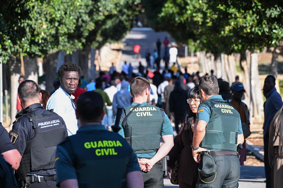 Concentración de malienses en el acceso al antiguo seminario de Maristas de Guardamar donde impedían el paso de trabajadores para reclamar la aceleración de su regularización