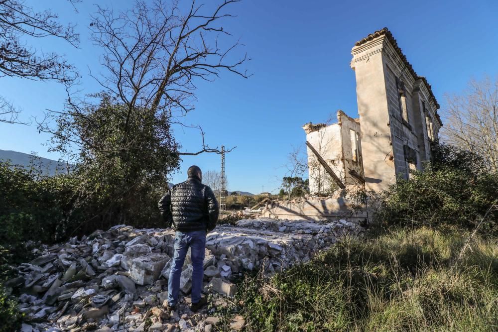 La antigua estación de Agres se viene abajo