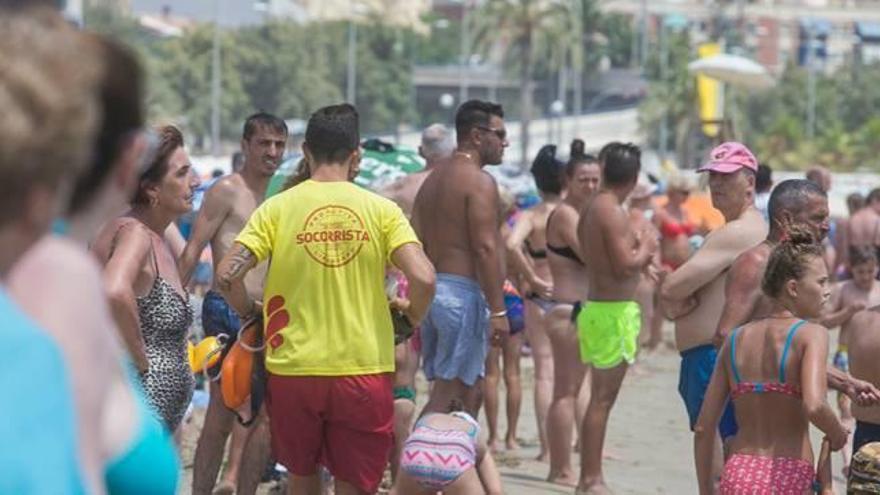 La playa del Postiguet de Alicante, llena de bañistas, ayer.