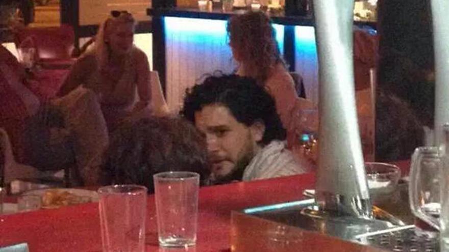 Kit Harington, en un bar almeriense.