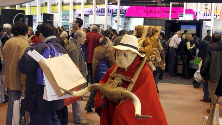 Numerosos visitantes que acudieron hoy a la XXIX edición de la Feria Internacional de Turismo de Madrid (FITUR), abierta este fin de semana al público en general, se acercaron al stand de Castilla-La Mancha.
