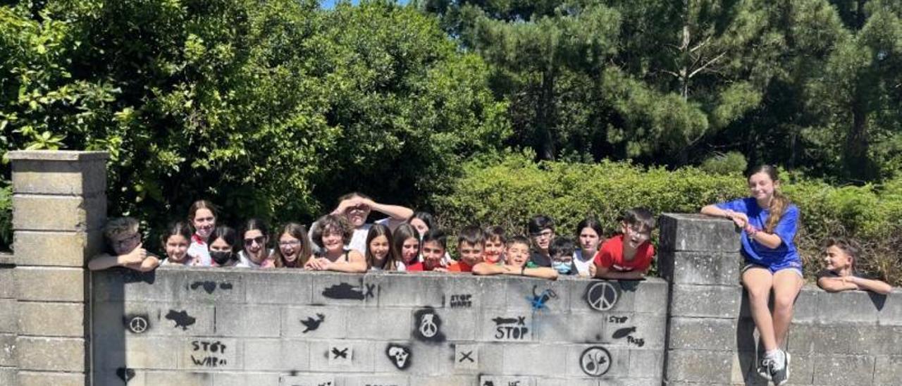 Los alumnos del sexto del colegio Torre-Illa dejaron el muro lleno de referencias a la paz y contra las guerras.