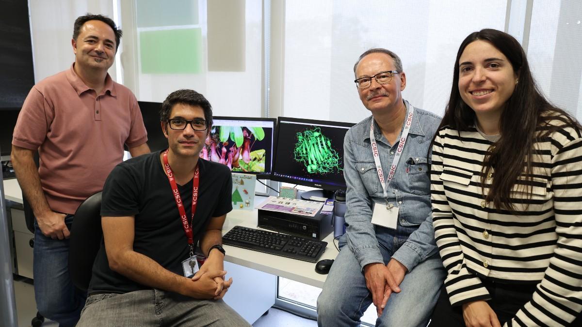 De izquierda a derecha, Francisco J. Pérez Cano (INSA-UB), Arturo Rodríguez Banqueri (IBMB-CSIC), F. Xavier Gomis-Rüth (IBMB-CSIC) y Marina Girbal-González (INSA-UB) en el laboratorio del Instituto de Biología Molecular de Barcelona (IBMB-CSIC).