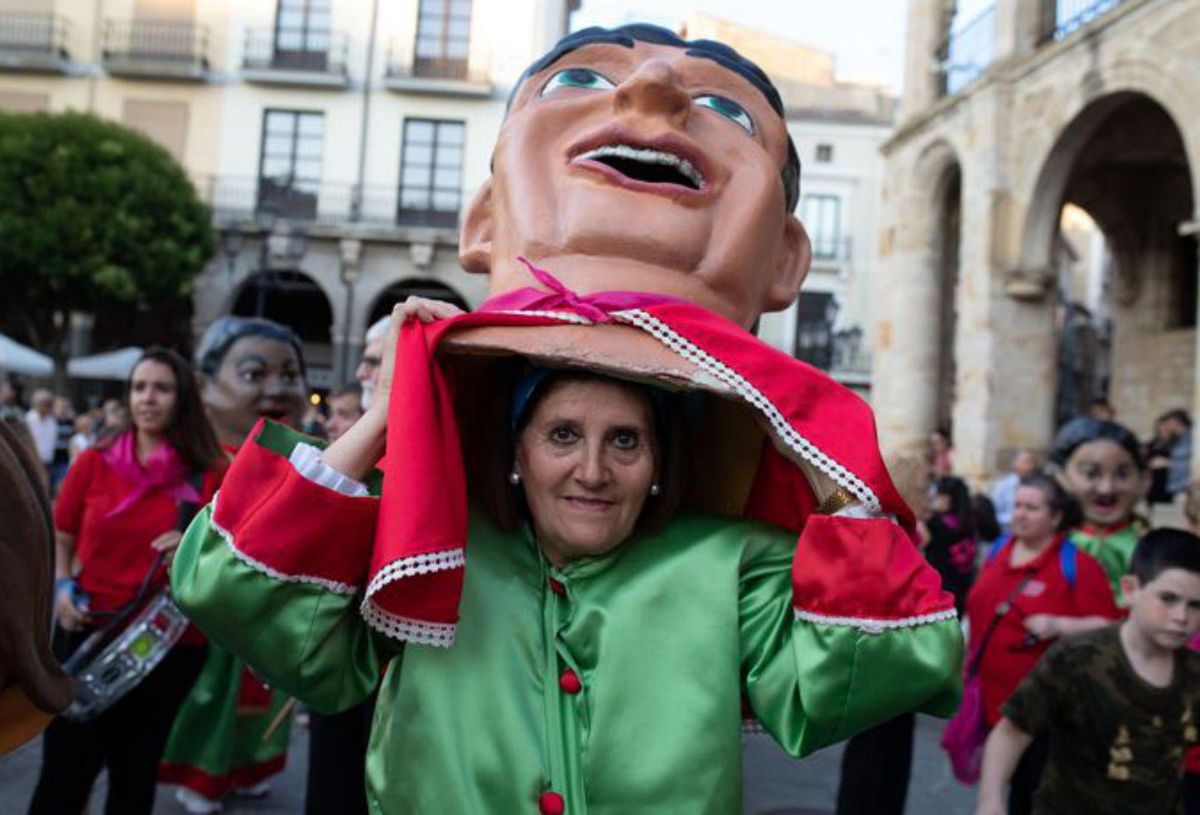 Las peñas inician San Pedro: ¡Zamoranos, zamoranas, las llaves son nuestras, Zamora está de fiestas!