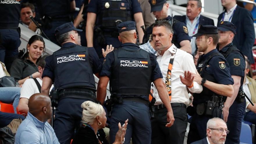 El presidente del Cimsa CBK Mersin, Serdar Çevirgen, expulsado por la Policía del partido que disputaba su equipo contra el Bourges.Bourges.