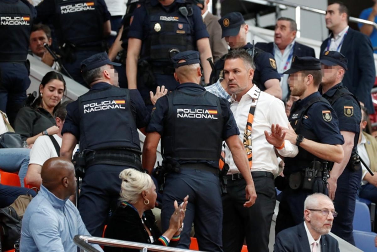 El presidente del Cimsa CBK Mersin, Serdar Çevirgen, expulsado por la Policía del partido que disputaba su equipo contra el Bourges.Bourges.