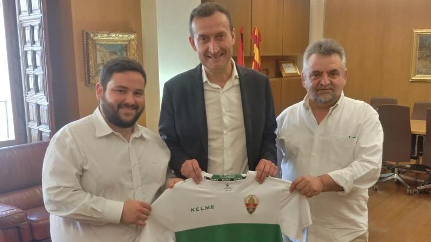 El alcalde de Elche, Carlos González, ha recibido esta tarde a Tomás Domenes y Edgar Juan