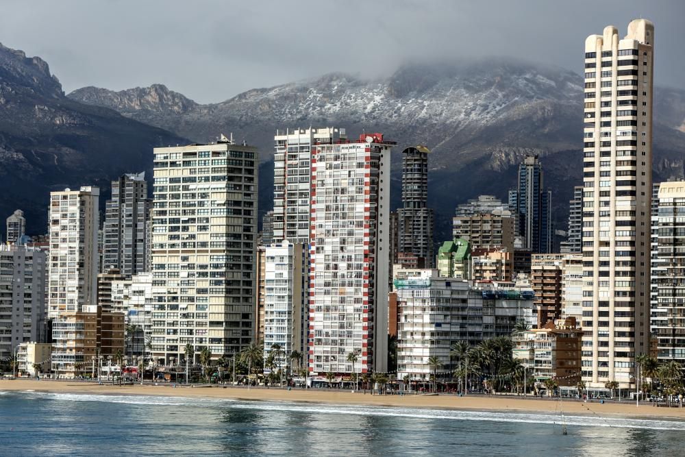 El skyline de Benidorm con nieve de fondo