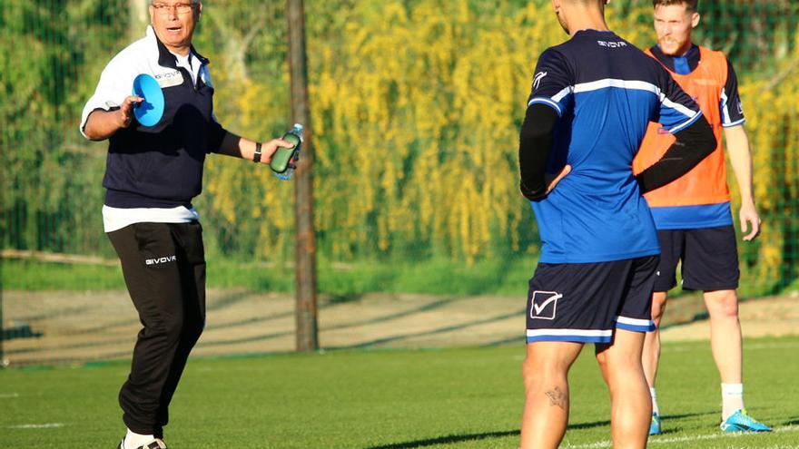 La plantilla del Marbella FC tuvo ayer la primera sesión de trabajo con el que será su nuevo técnico a partir de este momento, el jienense Miguel Álvarez Jurado. El Marbella FC prepara desde ayer la cita liguera del próximo domingo en el Municipal contra el Granada B.